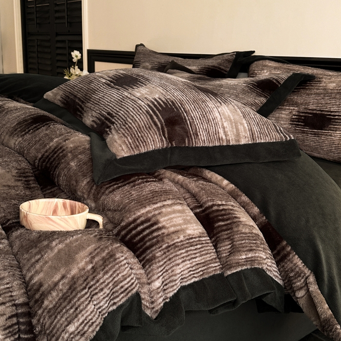 91家纺网 家纺一手货源 找家纺 丝印良品 2024秋冬新款丹麦绒宽边牛奶绒四件套 宽边兔绒-轮回