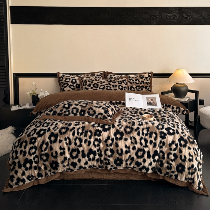 91家纺网 家纺一手货源 找家纺 绒世界 2024秋冬新款丹麦绒宽边牛奶绒四件套 宽边兔绒-豹纹咖