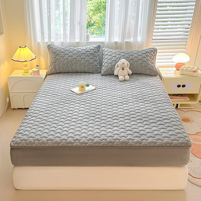 91家纺网 家纺一手货源 找家纺 曼之夏 2024新款A类牛奶绒抗菌夹棉保暖床笠 烟灰