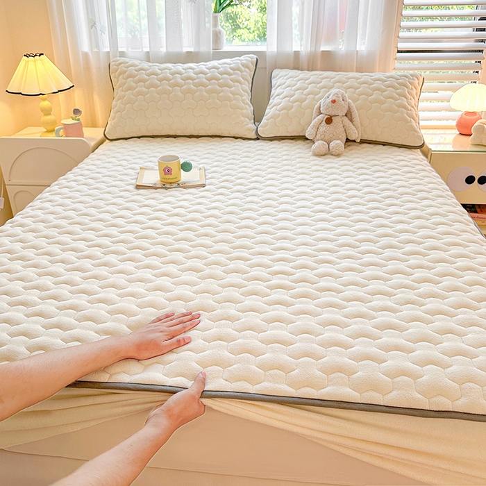 91家纺网 家纺一手货源 找家纺 曼之夏 2024新款A类牛奶绒抗菌夹棉保暖床笠 奶白