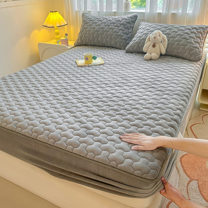 91家纺网 家纺一手货源 找家纺 曼之夏 2024新款A类牛奶绒抗菌夹棉保暖床笠 烟灰