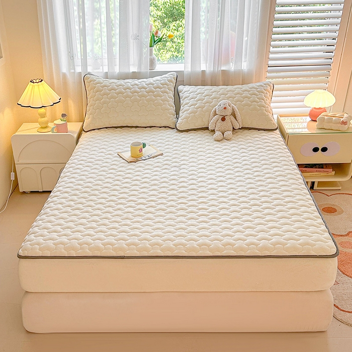 91家纺网 家纺一手货源 找家纺 曼之夏 2024新款A类牛奶绒抗菌夹棉保暖床笠 奶白