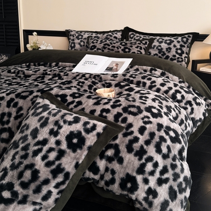 91家纺网 家纺一手货源 找家纺 丝印良品 2024秋冬新款丹麦绒宽边牛奶绒四件套 宽边兔绒-豹纹灰