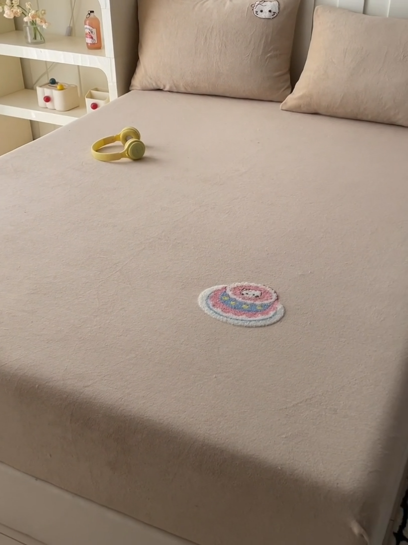 91家纺网 家纺一手货源 找家纺 布卢姆床垫 2025新款A类牛奶绒毛巾绣床笠 奶油猫-可可糖