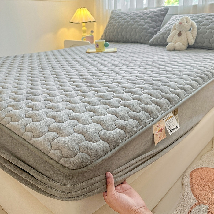 91家纺网 家纺一手货源 找家纺 曼之夏 2024新款A类牛奶绒抗菌夹棉保暖床笠 烟灰