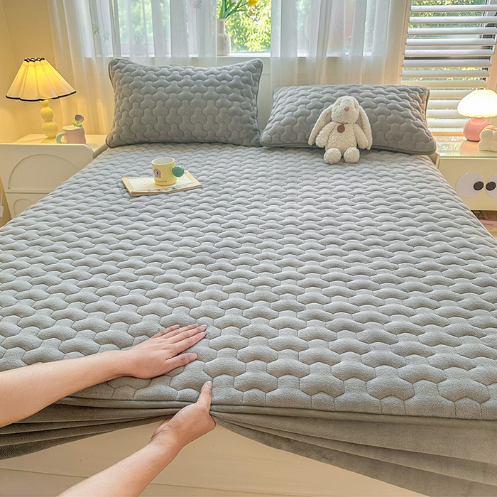 91家纺网 家纺一手货源 找家纺 曼之夏 2024新款A类牛奶绒抗菌夹棉保暖床笠 烟灰