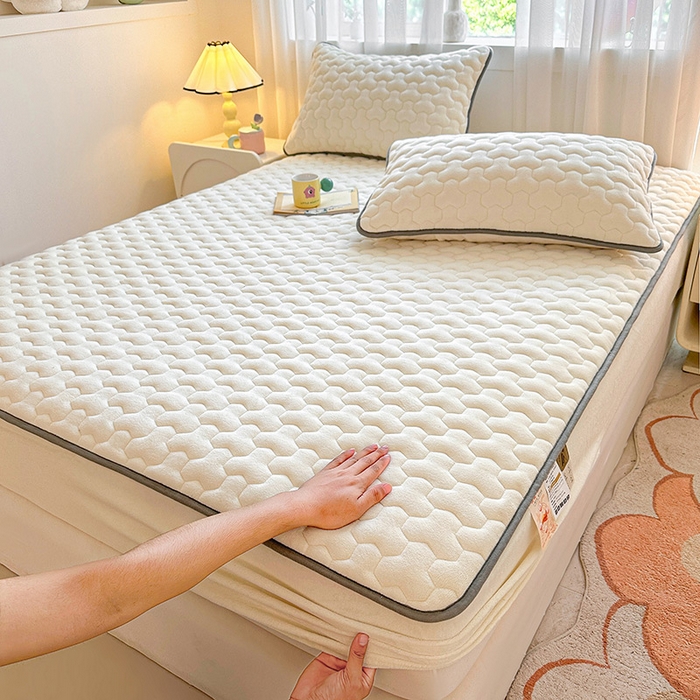 91家纺网 家纺一手货源 找家纺 曼之夏 2024新款A类牛奶绒抗菌夹棉保暖床笠 奶白