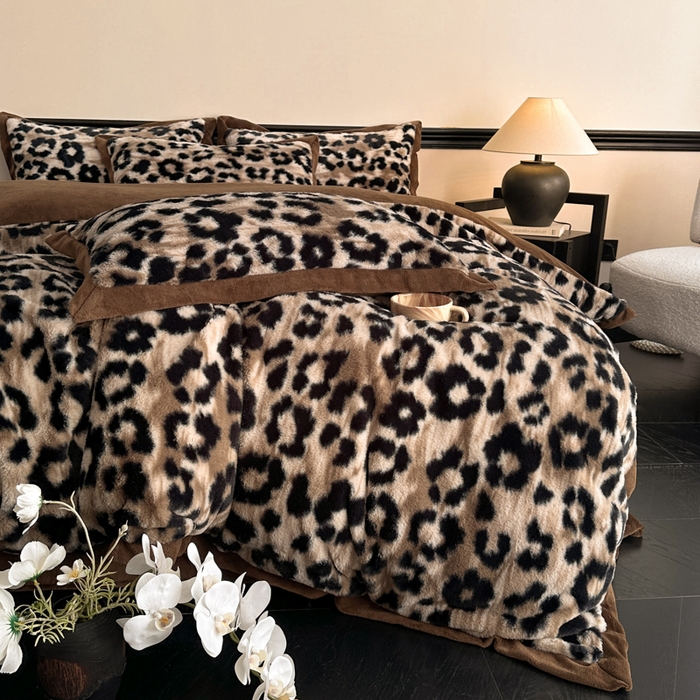 91家纺网 家纺一手货源 找家纺 绒世界 2024秋冬新款丹麦绒宽边牛奶绒四件套 宽边兔绒-豹纹咖