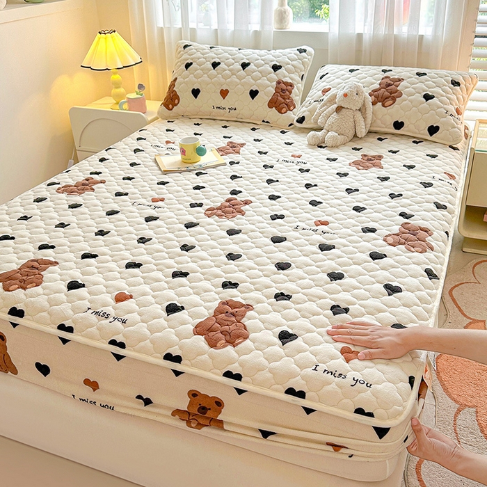 91家纺网 家纺一手货源 找家纺 曼之夏 2024新款A类牛奶绒抗菌夹棉保暖床笠 爱心小熊