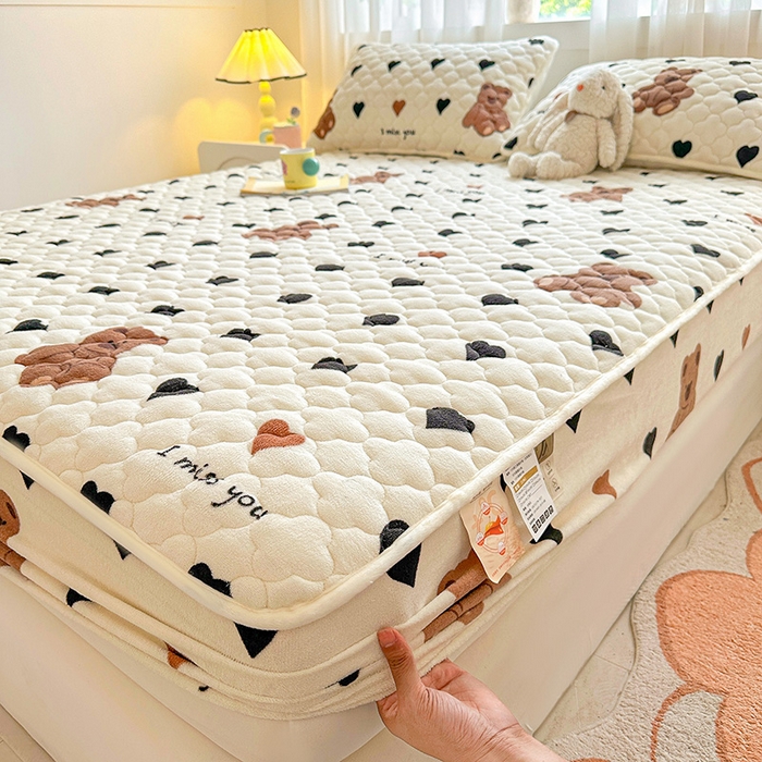 91家纺网 家纺一手货源 找家纺 曼之夏 2024新款A类牛奶绒抗菌夹棉保暖床笠 爱心小熊