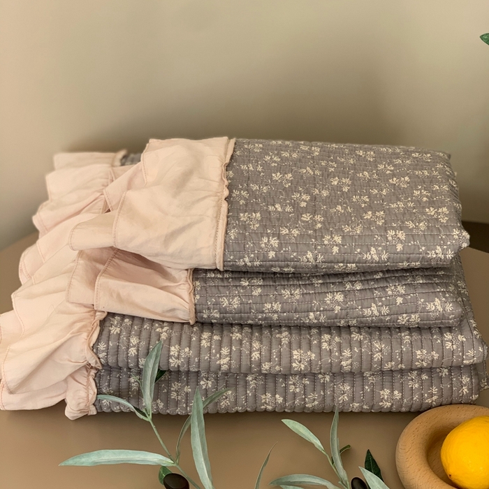 91家纺网 家纺一手货源 找家纺 汇庭 2024新款-天丝棉印花床盖三件套系列 灰美尔庄园