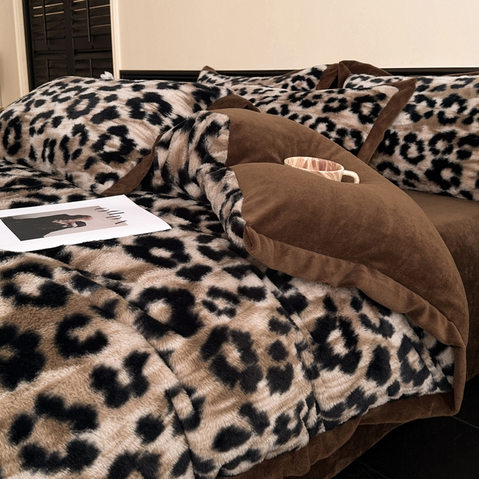 91家纺网 家纺一手货源 找家纺 绒世界 2024秋冬新款丹麦绒宽边牛奶绒四件套 宽边兔绒-豹纹咖