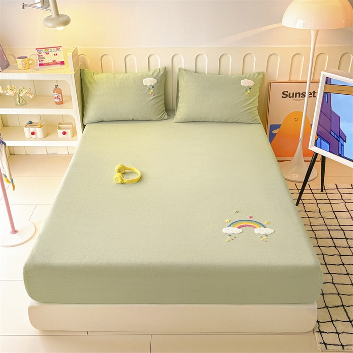 91家纺网 家纺一手货源 找家纺 布卢姆床垫 2025新款A类牛奶绒毛巾绣床笠 彩虹云朵-抹茶绿