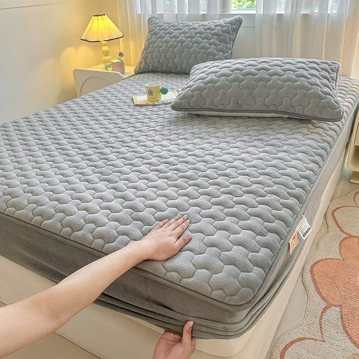 91家纺网 家纺一手货源 找家纺 曼之夏 2024新款A类牛奶绒抗菌夹棉保暖床笠 烟灰