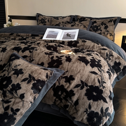 91家纺网 家纺一手货源 找家纺 丝印良品 2024秋冬新款丹麦绒宽边牛奶绒四件套 宽边兔绒-简爱灰