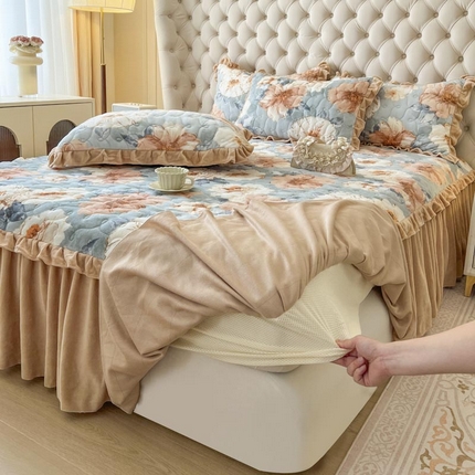 91家纺网 家纺一手货源 找家纺 2024新款高克重印花牛奶绒加厚夹棉系列-床笠裙 微怡