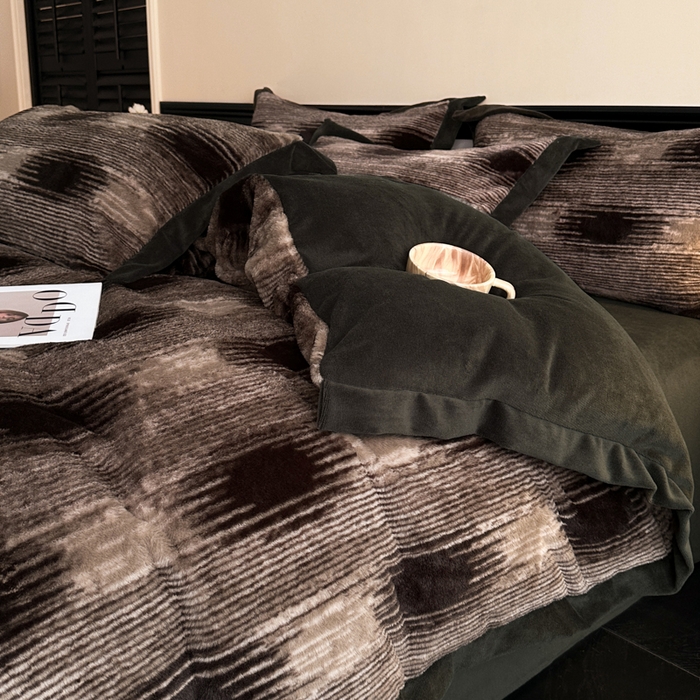 91家纺网 家纺一手货源 找家纺 丝印良品 2024秋冬新款丹麦绒宽边牛奶绒四件套 宽边兔绒-轮回