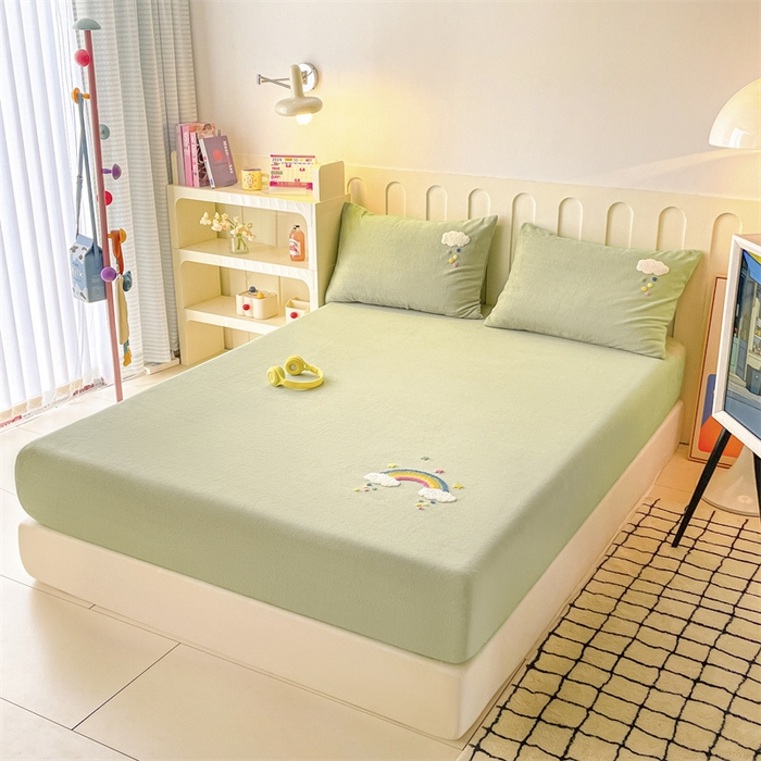 91家纺网 家纺一手货源 找家纺 布卢姆床垫 2025新款A类牛奶绒毛巾绣床笠 彩虹云朵-抹茶绿