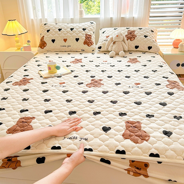 91家纺网 家纺一手货源 找家纺 曼之夏 2024新款A类牛奶绒抗菌夹棉保暖床笠 爱心小熊