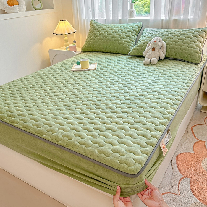 91家纺网 家纺一手货源 找家纺 曼之夏 2024新款A类牛奶绒抗菌夹棉保暖床笠 抹茶绿