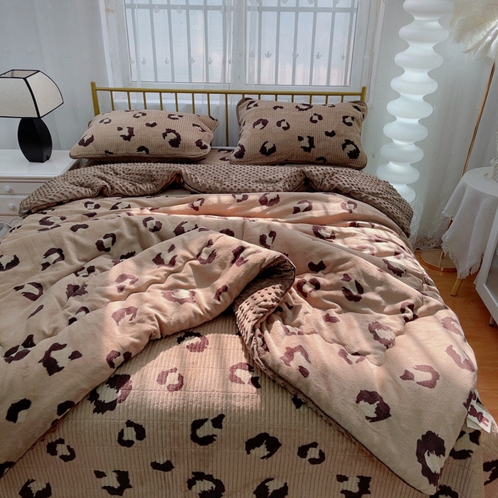 91家纺网 家纺一手货源 找家纺 暖居 2024新款牛奶绒豆豆被床盖四件套时尚豹纹