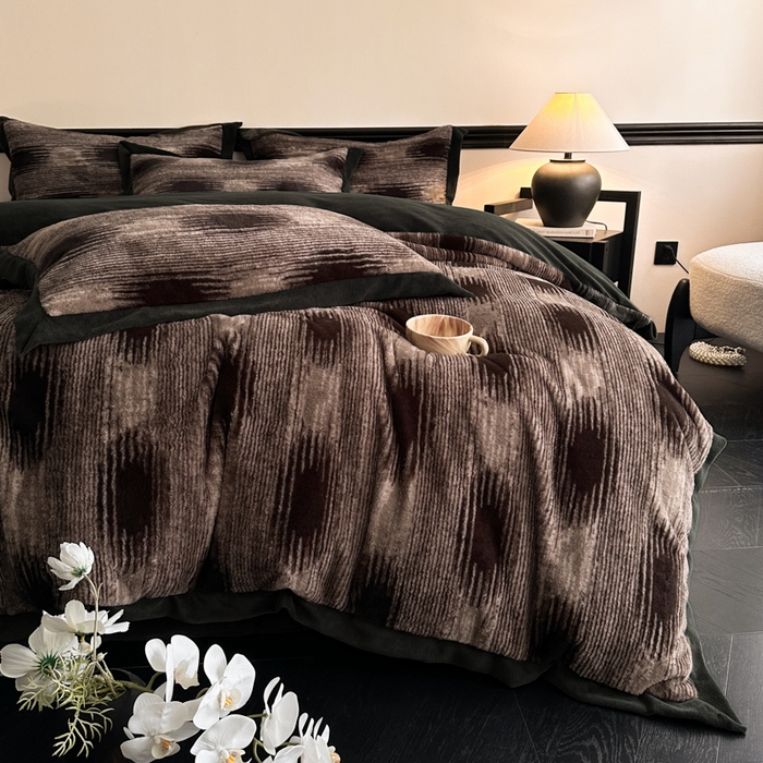 91家纺网 家纺一手货源 找家纺 丝印良品 2024秋冬新款丹麦绒宽边牛奶绒四件套 宽边兔绒-轮回