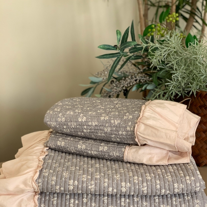 91家纺网 家纺一手货源 找家纺 汇庭 2024新款-天丝棉印花床盖三件套系列 灰美尔庄园