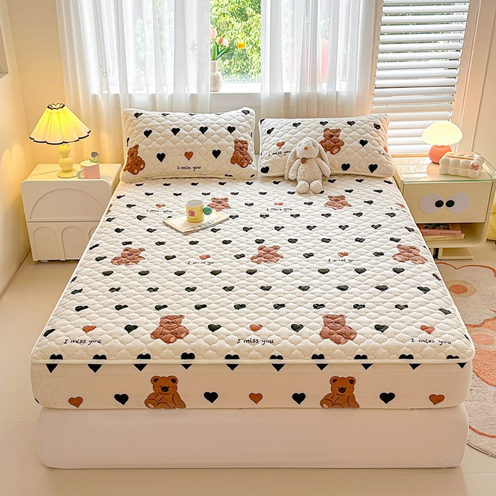 91家纺网 家纺一手货源 找家纺 曼之夏 2024新款A类牛奶绒抗菌夹棉保暖床笠 爱心小熊