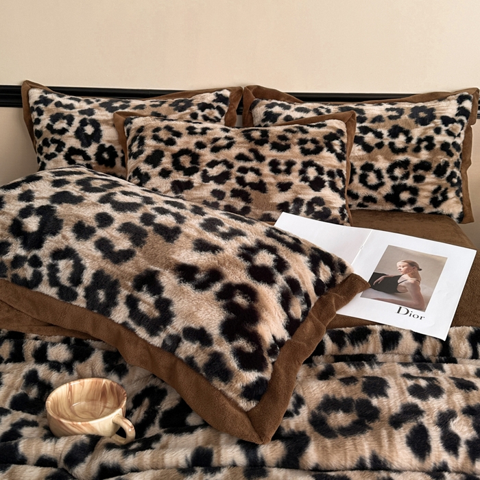 91家纺网 家纺一手货源 找家纺 绒世界 2024秋冬新款丹麦绒宽边牛奶绒四件套 宽边兔绒-豹纹咖