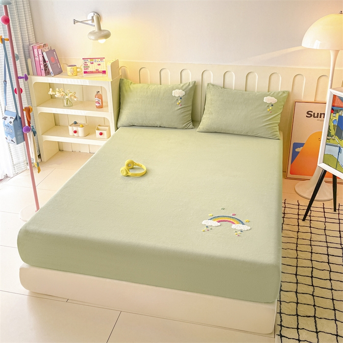 91家纺网 家纺一手货源 找家纺 布卢姆床垫 2025新款A类牛奶绒毛巾绣床笠 彩虹云朵-抹茶绿