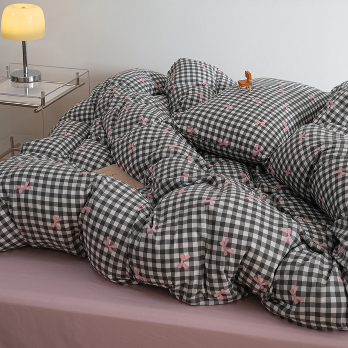 91家纺网 家纺一手货源 找家纺 布可家纺 2025新款水洗棉印花四件套 灰格蝴蝶结