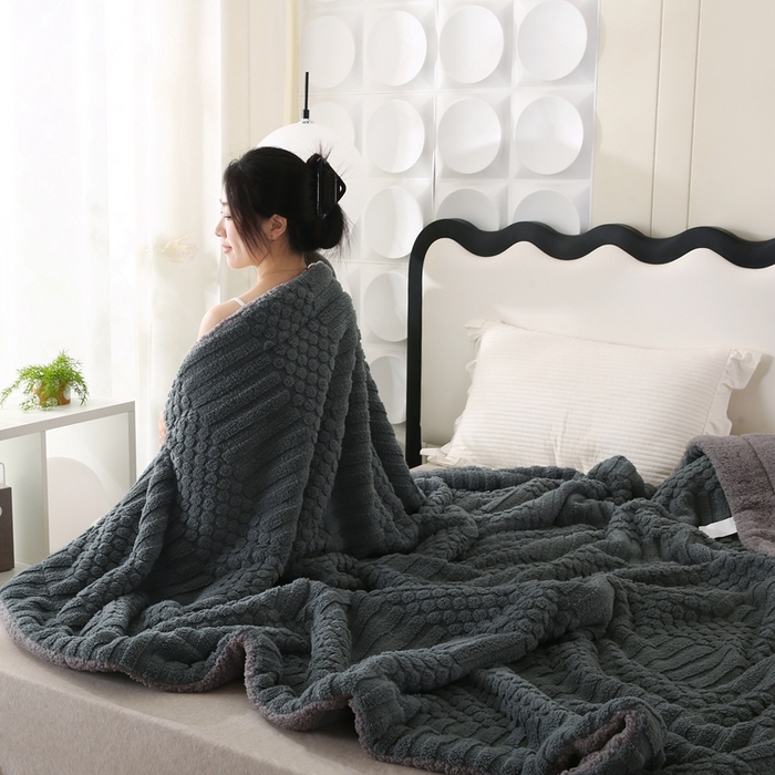 91家纺网 家纺一手货源 找家纺 巴木赫 2024新款舒棉绒点点塔芙绒双层配色羊羔绒沙发盖毯 深灰配色