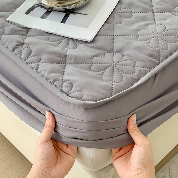 91家纺网 家纺一手货源 找家纺 维娜斯 2024新款防水夹棉床笠 四叶草浅灰