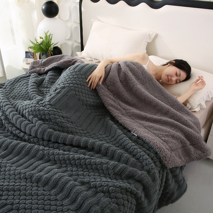 91家纺网 家纺一手货源 找家纺 巴木赫 2024新款舒棉绒点点塔芙绒双层配色羊羔绒沙发盖毯 深灰配色