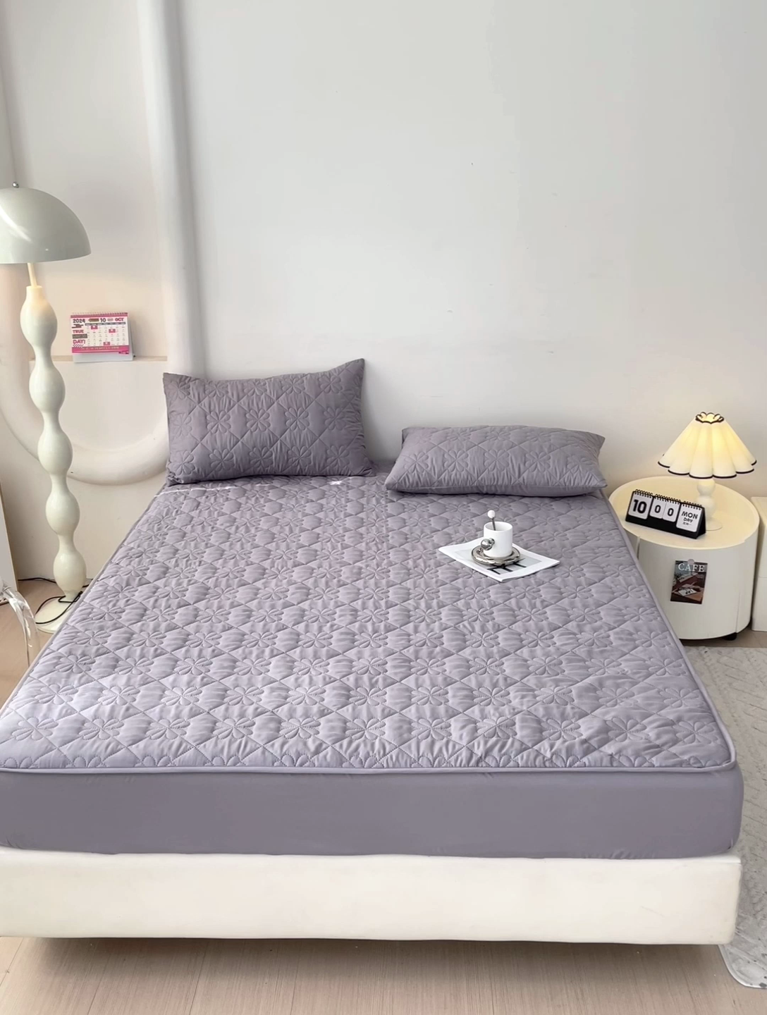 91家纺网 家纺一手货源 找家纺 维娜斯 2024新款防水夹棉床笠 四叶草浅灰