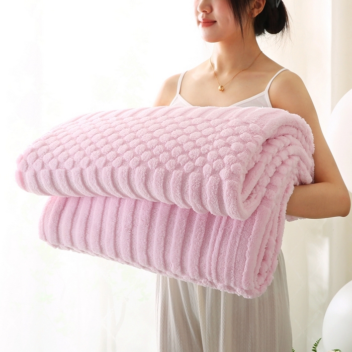 91家纺网 家纺一手货源 找家纺 巴木赫 2024新款舒棉绒点点塔芙绒双层配色羊羔绒沙发盖毯 浅粉配色