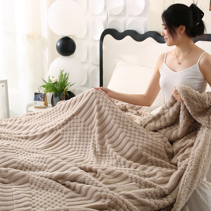 91家纺网 家纺一手货源 找家纺 巴木赫 2024新款舒棉绒点点塔芙绒双层配色羊羔绒沙发盖毯 米杏配色