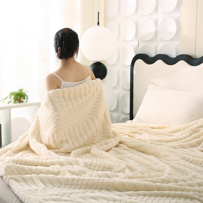 91家纺网 家纺一手货源 找家纺 巴木赫 2024新款舒棉绒点点塔芙绒双层配色羊羔绒沙发盖毯 米白配色