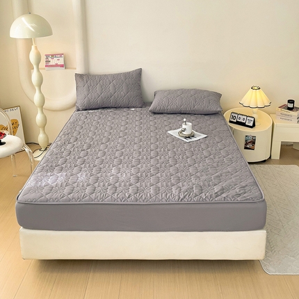 91家纺网 家纺一手货源 找家纺 维娜斯 2024新款防水夹棉床笠 四叶草浅灰