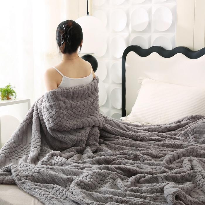 91家纺网 家纺一手货源 找家纺 巴木赫 2024新款舒棉绒点点塔芙绒双层配色羊羔绒沙发盖毯 银灰配色