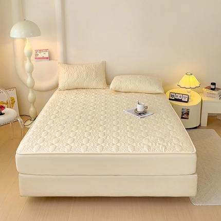 91家纺网 家纺一手货源 找家纺 维娜斯 2024新款防水夹棉床笠 四叶草米色