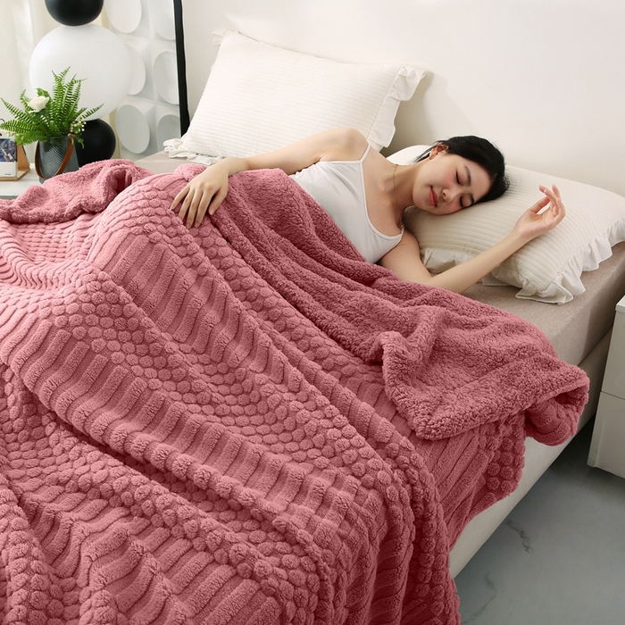 91家纺网 家纺一手货源 找家纺 巴木赫 2024新款舒棉绒点点塔芙绒双层配色羊羔绒沙发盖毯 豆沙配色