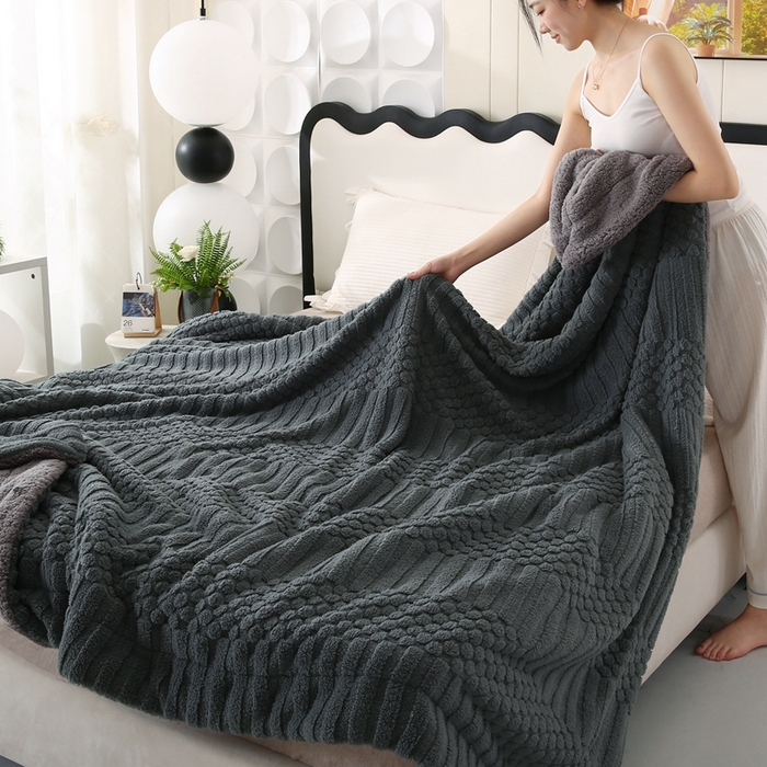 91家纺网 家纺一手货源 找家纺 巴木赫 2024新款舒棉绒点点塔芙绒双层配色羊羔绒沙发盖毯 深灰配色