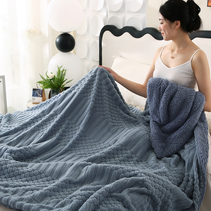 91家纺网 家纺一手货源 找家纺 巴木赫 2024新款舒棉绒点点塔芙绒双层配色羊羔绒沙发盖毯 灰蓝配色