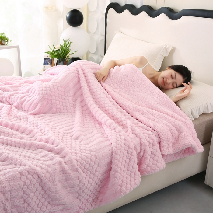 91家纺网 家纺一手货源 找家纺 巴木赫 2024新款舒棉绒点点塔芙绒双层配色羊羔绒沙发盖毯 浅粉配色