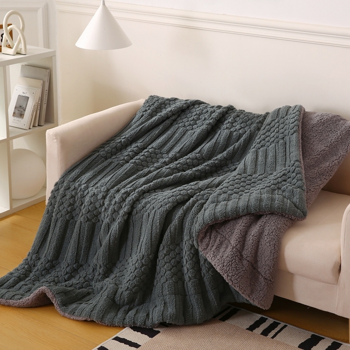 91家纺网 家纺一手货源 找家纺 巴木赫 2024新款舒棉绒点点塔芙绒双层配色羊羔绒沙发盖毯 深灰配色