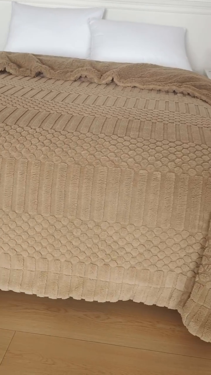 91家纺网 家纺一手货源 找家纺 （总）巴木赫 2024新款舒棉绒点点塔芙绒双层配色羊羔绒沙发盖毯