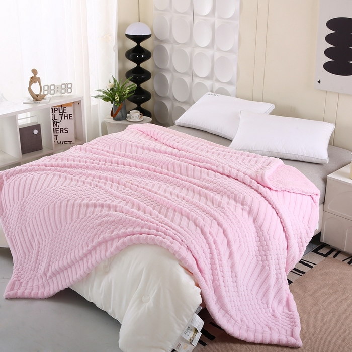 91家纺网 家纺一手货源 找家纺 巴木赫 2024新款舒棉绒点点塔芙绒双层配色羊羔绒沙发盖毯 浅粉配色