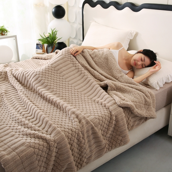 91家纺网 家纺一手货源 找家纺 巴木赫 2024新款舒棉绒点点塔芙绒双层配色羊羔绒沙发盖毯 米杏配色