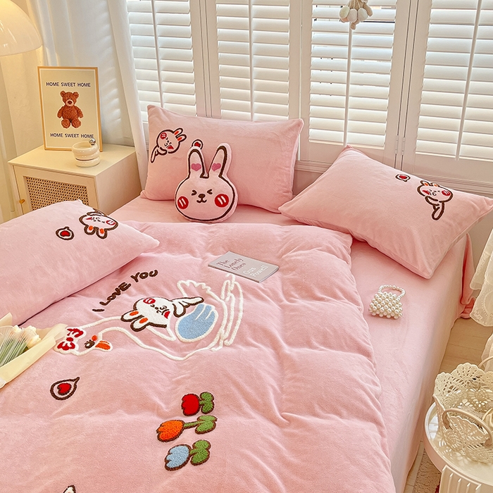 91家纺网 家纺一手货源 找家纺 （总）美梦莱 2024新款高克重牛奶绒全消光牛奶绒套件卡通绣花四件套